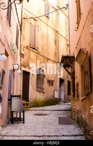 Alte schöne leeren Gassen in der kleinen Stadt Bonifacio auf Korsika Stockfoto