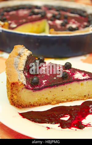 Stück Kuchen mit Heidelbeeren auf dem Teller Stockfoto