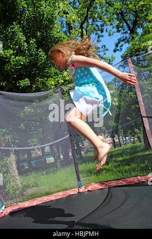 Mädchen springt auf dem Trampolin Stockfoto