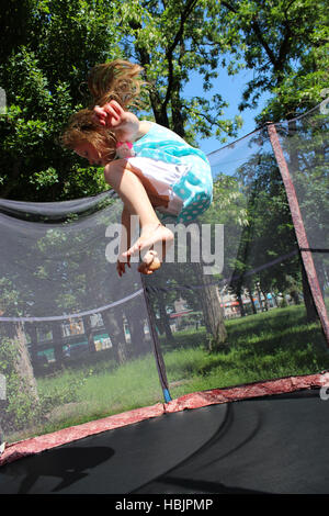 Mädchen springt auf dem Trampolin Stockfoto