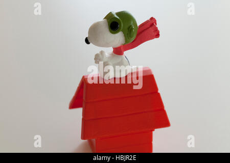 Snoopy sitting on Top of Hundehütte Modell Spielzeug - USA Stockfoto