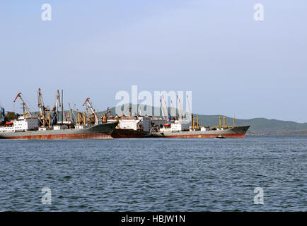 Cargo-Schiffe sind im Hafen zur Verladung. Stockfoto