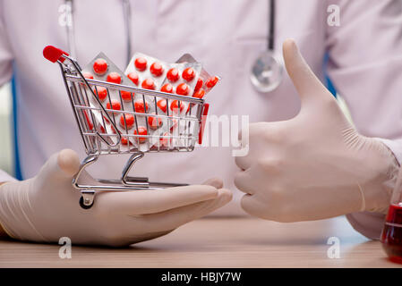 Arzt mit Einkaufswagen voller Pillen Stockfoto