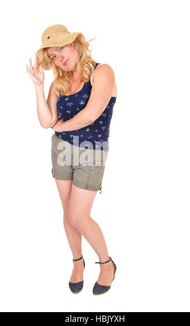 Frau in Shorts und Strohhut. Stockfoto