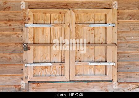 Fenster-Rollladen geschlossen Stockfoto