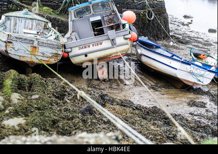 Verlassene Boote bei Ebbe gefesselt. Stockfoto