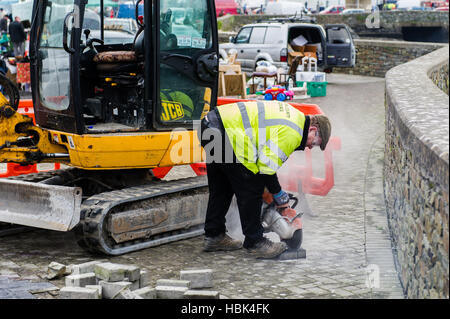 Mitarbeiter des Bezirksrats von Cork schneidet im Rahmen einer Reparaturarbeit einen Ziegelstein in Bantry, West Cork, Irland. ©Andy Gibson. Stockfoto