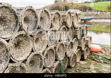 Stapel von Krebben oder Krabben und/oder Hummertöpfen am Dock im Hafen in Irland. Stockfoto