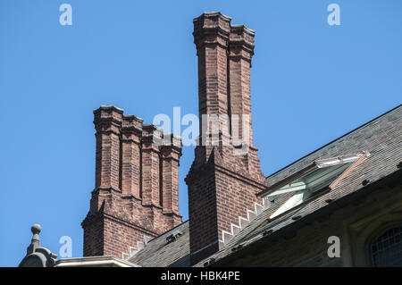 Alte gemauerte Schornsteine auf Dach Stockfoto