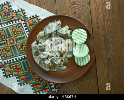 Schweine-Nieren in Sahnesauce Stockfoto