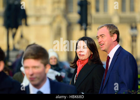 Tim Farron MP und Sarah Olney MP bei einer Veranstaltung am College Green, Westminster begrüßen neu gewählte MP für Richmond Sarah Olney (LibDem) Parlament Stockfoto