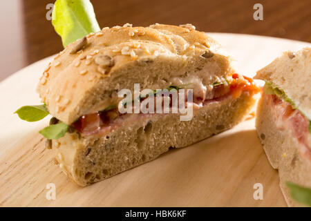 Sandwich in zwei Hälften mit frisch geräuchertem Fleisch geschnitten Stockfoto