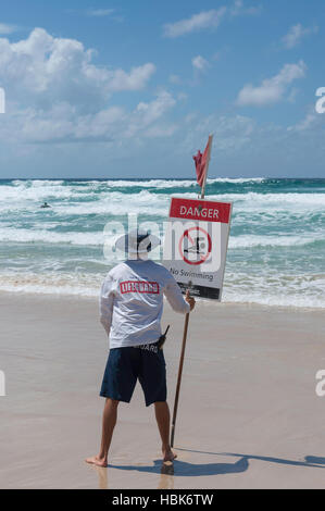 Bademeister schwimmen Gefahr halten anmelden Surfers Paradise Beach, Surfers Paradise, City of Gold Coast, Queensland, Australien Stockfoto