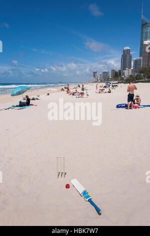 Kinder Cricket am Surfers Paradise Beach, Surfers Paradise, City of Gold Coast, Queensland, Australien Stockfoto