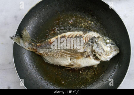 Gebratener Fisch Stockfoto