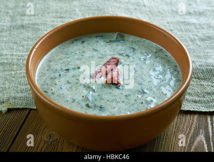 Finnische cremige Suppe mit Pfifferlingen Stockfoto