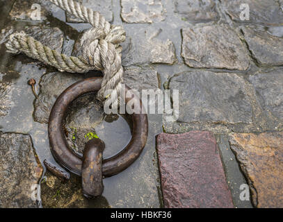 Liegeplatz-Ring mit einem Seil gebunden drauf Stockfoto