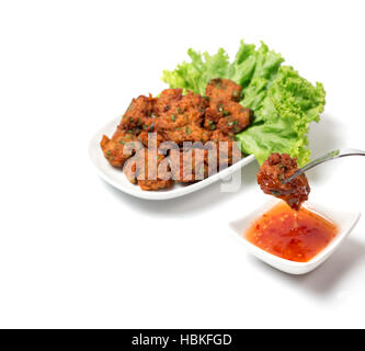 Thai gebratene Fisch Kuchen (Tod Mun Pla) oder Garnelen Krapfen Kugel dienen mit roter Sauce traditionelle thailändische Rezept isoliert auf weißem Hintergrund Stockfoto