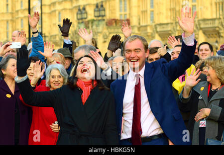 Tim Farron MP und Sarah Olney MP bei einer Veranstaltung am College Green, Westminster begrüßen neu gewählte MP für Richmond Sarah Olney (LibDem) Parlament Stockfoto