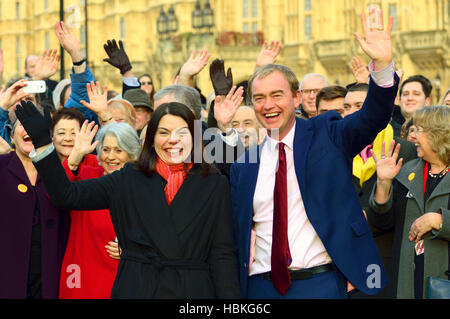 Tim Farron MP und Sarah Olney MP bei Veranstaltung am College Green, Westminster begrüßen neu gewählte MP für Richmond Sarah Olney (LibDem) Parlament (5 t Stockfoto