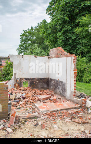 Mauern und Ziegel der abgerissenen Haus Stockfoto