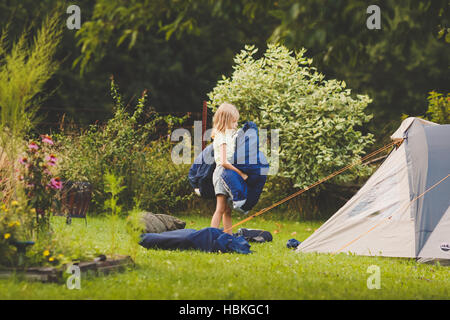 Junges Mädchen camping Zelt vorbereiten Stockfoto