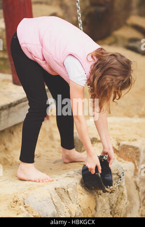 Junge Mädchen auf Spielplatz Stockfoto