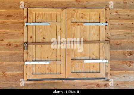 Fenster-Rollladen geschlossen Stockfoto