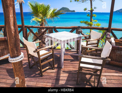 Balkon zur Meerseite mit Holzmöbeln, beliebten touristischen Resort Insel Zakynthos, Griechenland Stockfoto