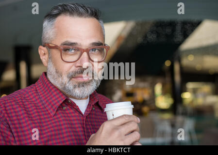 Stilvolle erwachsenen Mannes Kaffeetrinken Stockfoto