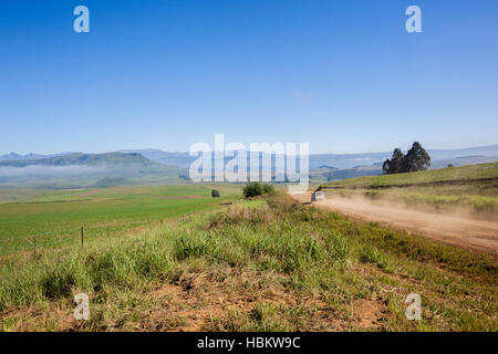 Fahrzeug mit Blick auf die malerische Berglandschaft des ländlichen Raums Ackerland Kiesweg. Stockfoto