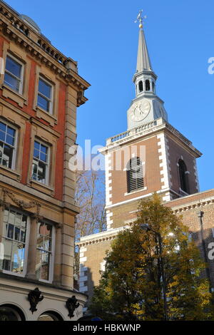 LONDON, UK: St James Piccadilly Kirche an der Piccadilly Street mit viktorianischen Häuser Fassaden im Vordergrund Stockfoto