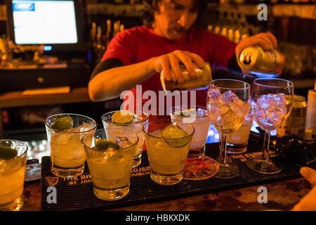 Cocktails in der Bar Spanier, Belfast, Nordirland Stockfoto