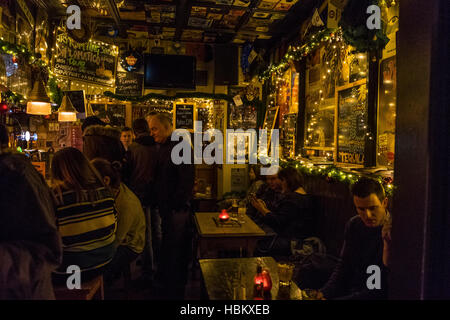 Trinker in der Spanier Bar, Belfast, Nordirland Stockfoto