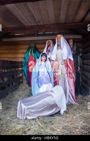 Weihnachtskrippe mit Figuren, einschließlich Jesus, Maria, Josef und die Heiligen drei Könige. Stockfoto