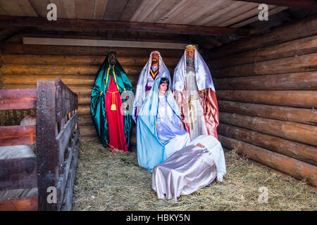 Weihnachtskrippe mit Figuren, einschließlich Jesus, Maria, Josef und die Heiligen drei Könige. Stockfoto