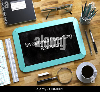 Investment Consulting Forschung an kleinen Tafel. 3D. Stockfoto