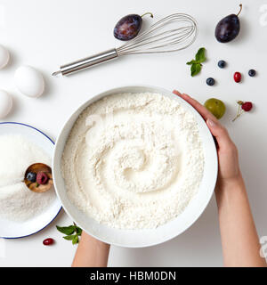 Kochen Sie Hände halten das Mehl in Platte Stockfoto