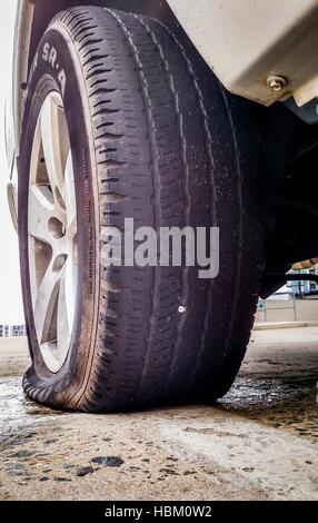 flachen hinteren LKW-Reifen Stockfoto