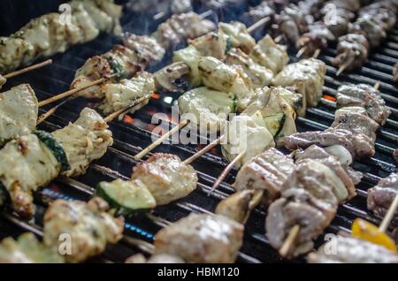 Shishkabob gegrillt auf einem Gitter Stockfoto