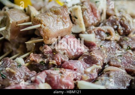 Shishkabob gegrillt auf einem Gitter Stockfoto