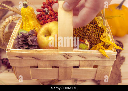 Rustikale Holz Korb mit Herbst-Produkte Stockfoto