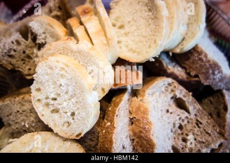 Eine Auswahl von frisch gebackenem Brot. Stockfoto