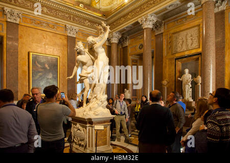 Rom, Villa Borghese, Museum und Galerie, Apollo und Daphne Skulptur von Gian Lorenzo Bernini, 1622-1625, mit Touristen anzeigen Stockfoto