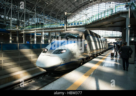 Gwangmyeong-Si, Südkorea - 2. November 2016: Bullet Hochgeschwindigkeitszüge (KTX) und Korail Züge halten am Bahnhof Seoul in Südkorea. Stockfoto