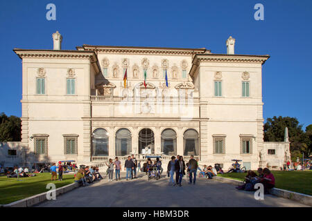 Rom, Villa Borghese, Museum und Galerie, vordere Fassade in hellem Sonnenlicht mit Touristen Stockfoto