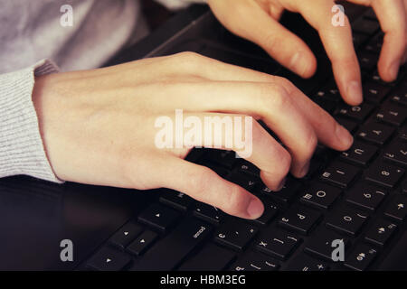 Hände auf Laptop tippen getönten Vintage-Stil Stockfoto