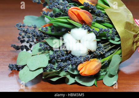 Strauß Tulpen, Eukalyptus, Lavendel Stockfoto