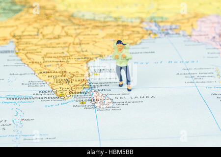Nahaufnahme der Miniatur Figur der jungen Reisenden stehen auf große Karte nächste Inseln Sri Lanka Stockfoto