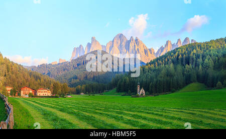 Alpin, Alpen, Hintergrund, schön, Kirche, Dolomit, Dolomit, berühmt, Italien, Stockfoto